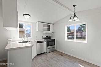 4803 W Ahtanum Rd in Yakima, WA - Building Photo - Building Photo
