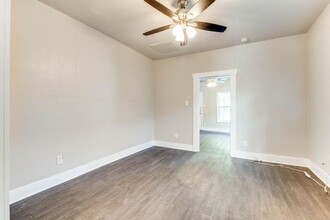 2402 Market Ave-Unit -B in Fort Worth, TX - Foto de edificio - Building Photo