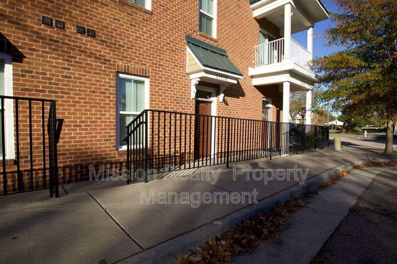 11712 Chester Village Dr in Chester, VA - Building Photo