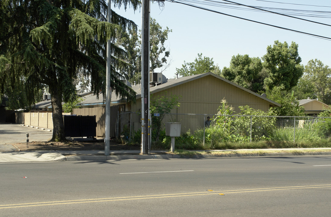 5222 E Tulare Ave in Fresno, CA - Building Photo