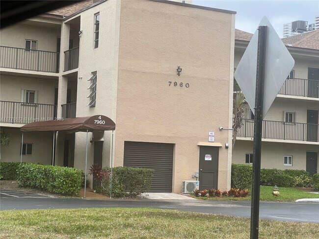7960 NW 50th St in Lauderhill, FL - Building Photo - Building Photo