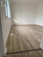 8006 Paddock Trail Dr in Niagara Falls, ON - Building Photo - Building Photo