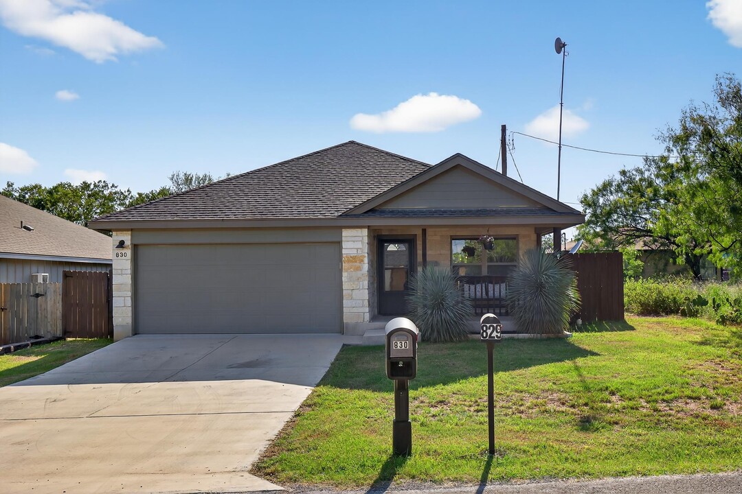 830 Cypress Ln in Cottonwood Shores, TX - Building Photo