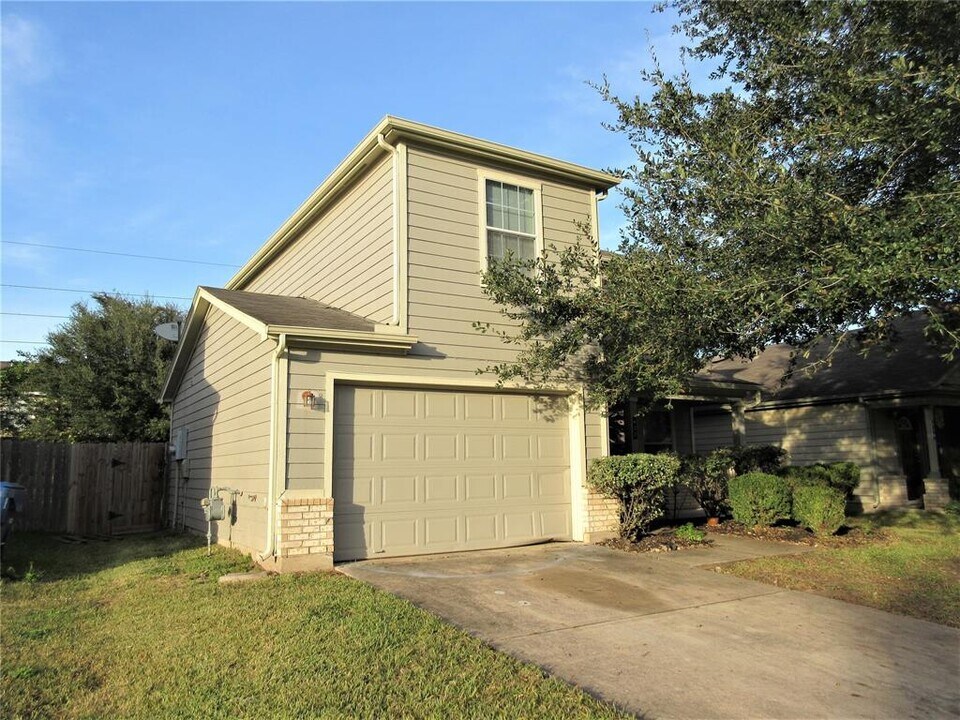 822 Grand Plains Dr in Houston, TX - Building Photo