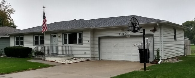 property at 1310 W Dakota St