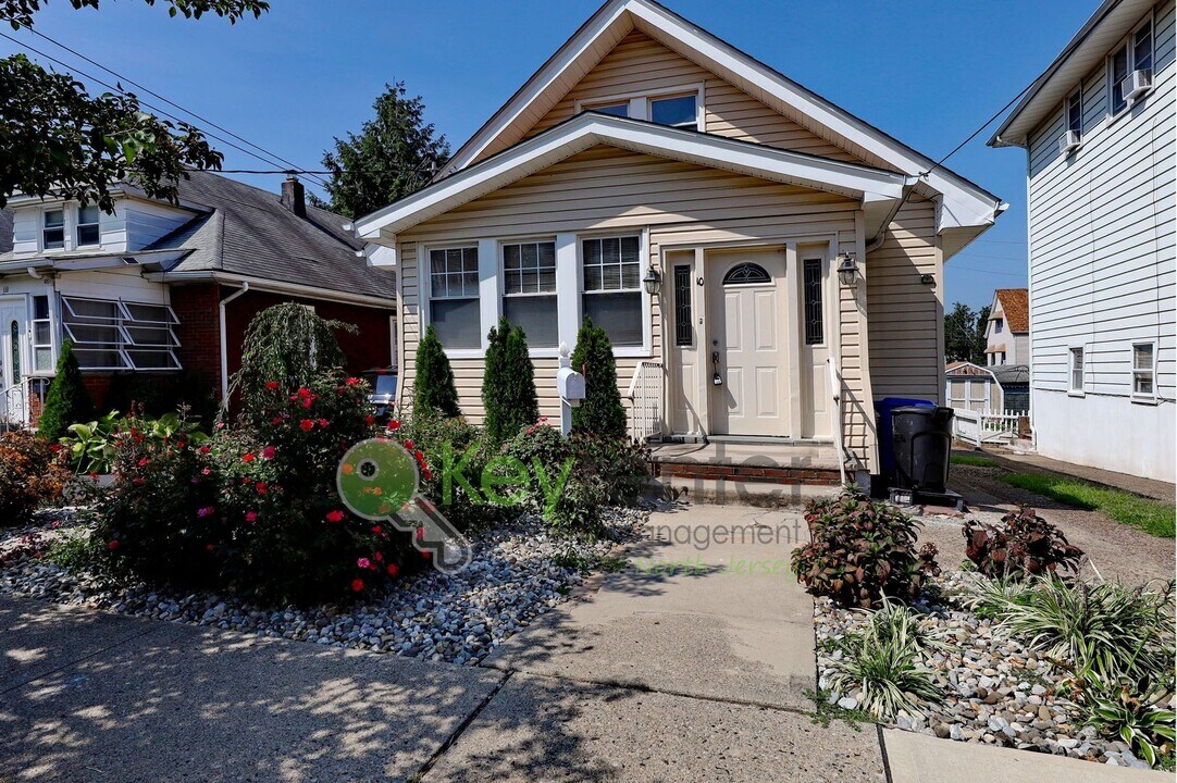 10 Comfort Pl in Clifton, NJ - Building Photo