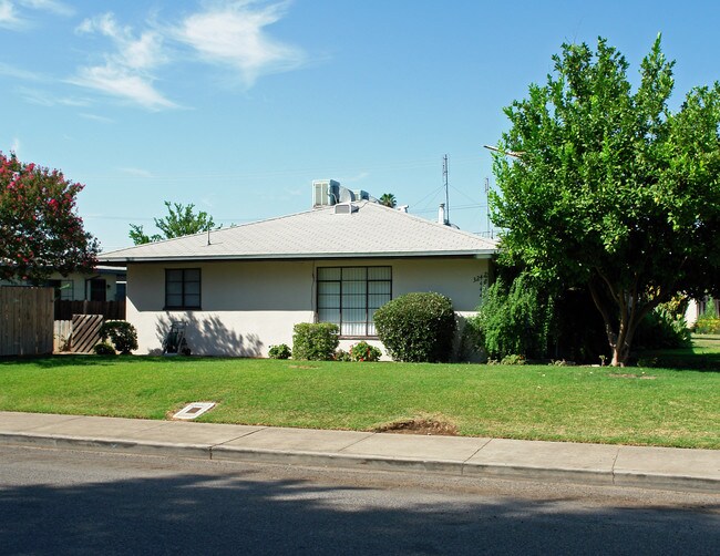 3238 E Normal Ave in Fresno, CA - Foto de edificio - Building Photo