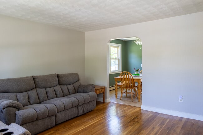 83 Willow St, Unit Room 2 in Woburn, MA - Building Photo - Building Photo