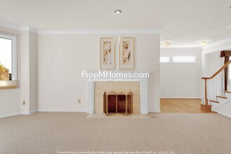 9127 NW Wood Rose Loop in Portland, OR - Foto de edificio - Building Photo