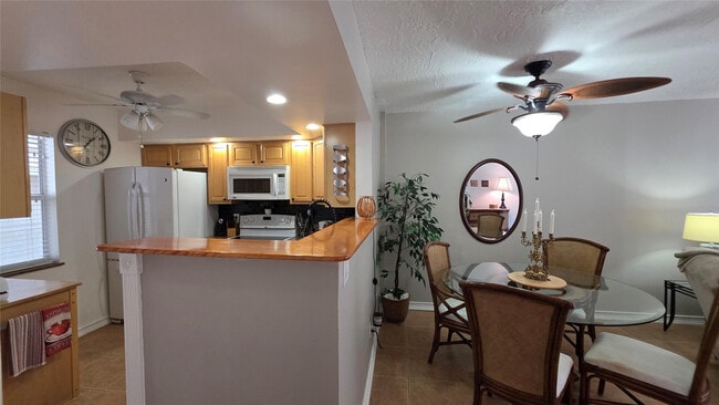 2801 Somerset Dr in Lauderdale Lakes, FL - Building Photo - Building Photo