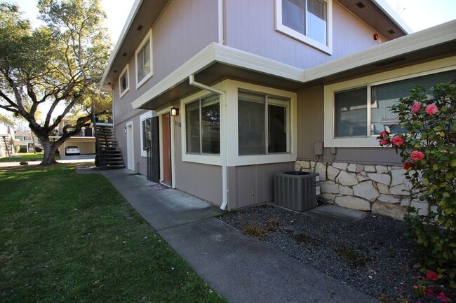 2020 W Steele Ln in Santa Rosa, CA - Building Photo - Building Photo