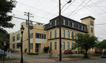 Washington Plaza Apartments in Richmond, VA - Building Photo - Building Photo