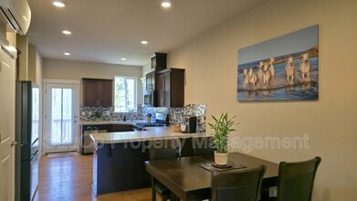 525 SW 197th Pl in Beaverton, OR - Foto de edificio - Building Photo