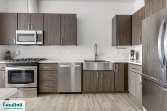 11505 NE Yacht Harbor Dr, Unit D504 in Portland, OR - Foto de edificio - Building Photo