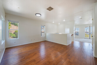 2895 Hathaway Ct in Signal Hill, CA - Building Photo - Building Photo
