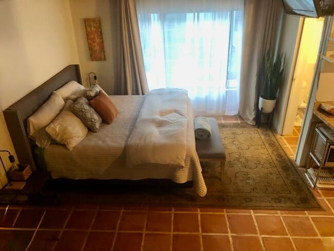 8852 Wonderland Ave, Unit Laurel Canyon Guesthouse in Los Angeles, CA - Building Photo - Building Photo