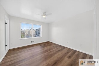 19 Harris St in Carteret, NJ - Foto de edificio - Building Photo