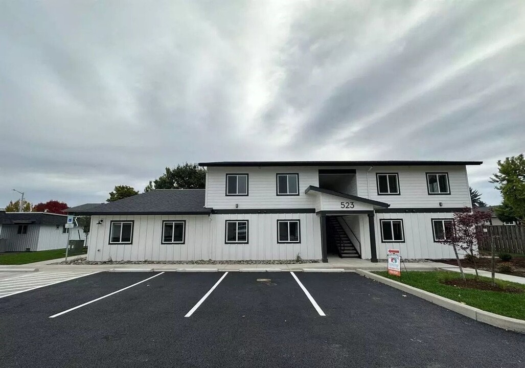 Jackson Commons in Monmouth, OR - Foto de edificio
