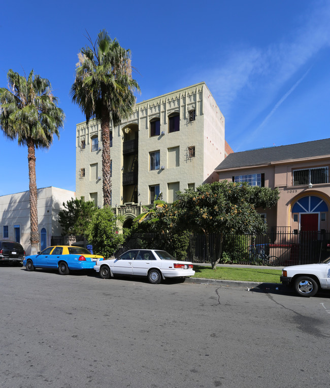 3071 Leeward Avenue in Los Angeles, CA - Foto de edificio - Building Photo