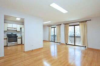 676 Cross Creek Dr N in Roselle, IL - Building Photo - Building Photo