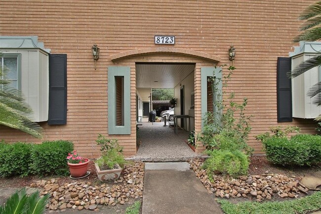 8723 Ilona Ln in Houston, TX - Foto de edificio - Building Photo