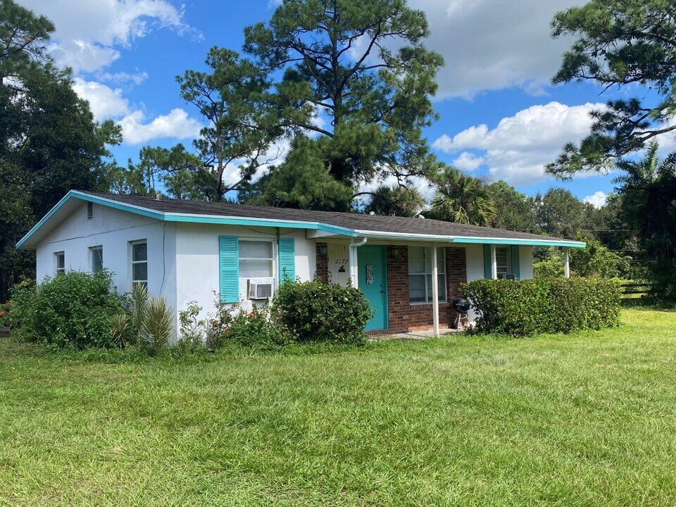 2141 B Rd in Loxahatchee, FL - Foto de edificio