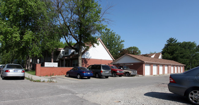 Carmel Village in Indianapolis, IN - Foto de edificio - Building Photo