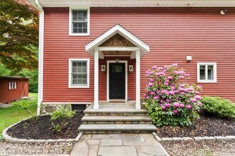 35 Armstrong Rd in Shelton, CT - Foto de edificio - Building Photo