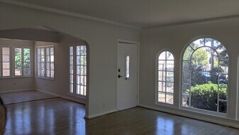 2213 Carmona Ave in Los Angeles, CA - Building Photo