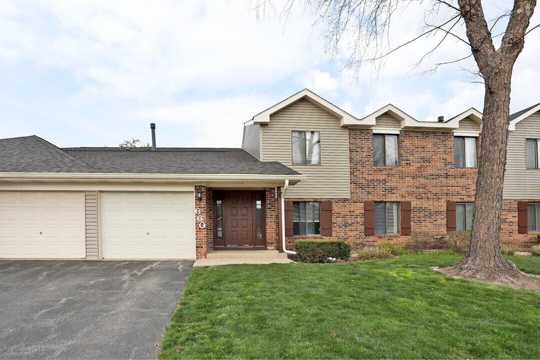 660 Cumberland Trail in Roselle, IL - Building Photo