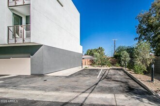 1443 E Osborn Rd in Phoenix, AZ - Building Photo - Building Photo