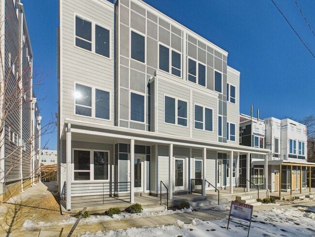 property at 907 Bainbridge St