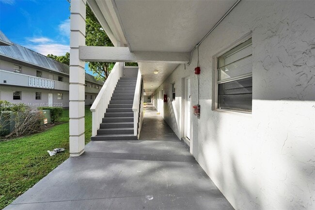 17255 SW 95th Ave in Palmetto Bay, FL - Building Photo - Building Photo