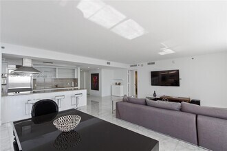 1800 S Ocean Dr in Hallandale Beach, FL - Foto de edificio - Building Photo