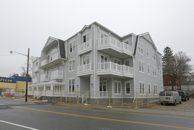 322-326 Main St in Port Washington, NY - Foto de edificio - Building Photo