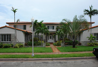 330 Madeira Ave in Coral Gables, FL - Foto de edificio - Building Photo