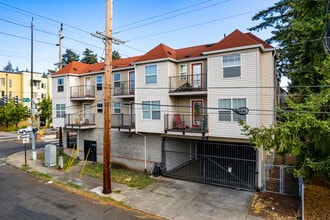 Burnside Common Apartments in Portland, OR - Foto de edificio - Building Photo