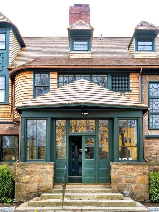 7 Red Cross Ave in Newport, RI - Building Photo