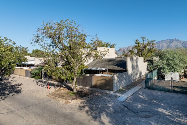 5701 E Glenn St in Tucson, AZ - Building Photo - Building Photo