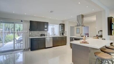 1321 Madison St in Hollywood, FL - Building Photo - Building Photo