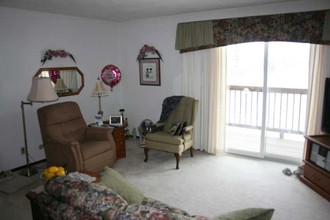 Contree Manoir Apartments in Muscatine, IA - Building Photo - Interior Photo