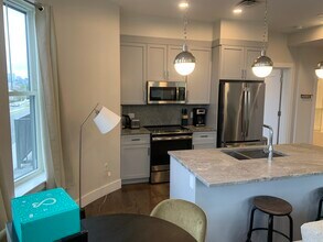 438 McGrath Hwy, Unit 201A in Somerville, MA - Building Photo - Building Photo