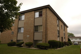 8269-8287 W Oak St in Niles, IL - Building Photo - Building Photo