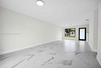 100 SW 7th St in Hallandale Beach, FL - Building Photo - Building Photo