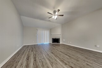 18623 Singing Woods Dr in Humble, TX - Foto de edificio - Building Photo