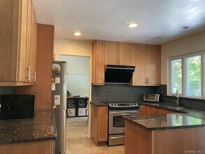 5 Carry Ct in Centereach, NY - Foto de edificio - Building Photo