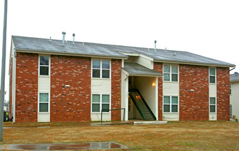 New Lake Village Apartments in Henryetta, OK - Building Photo - Building Photo