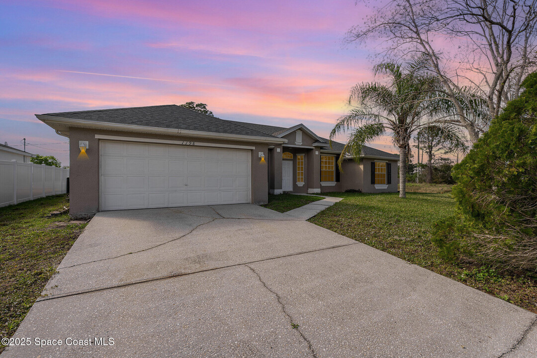 1198 Kenmore St NW in Palm Bay, FL - Foto de edificio