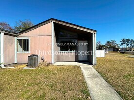 4711 San Jose Village Ct in Jacksonville, FL - Building Photo