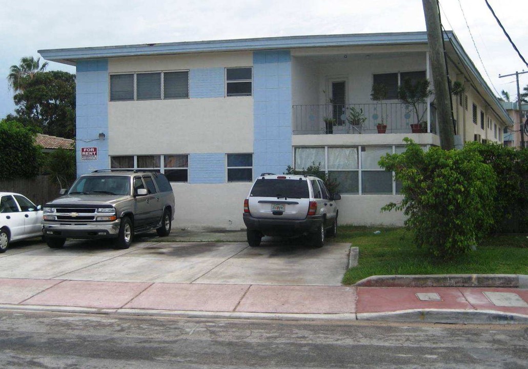 2121 Biarritz Dr in Miami Beach, FL - Building Photo